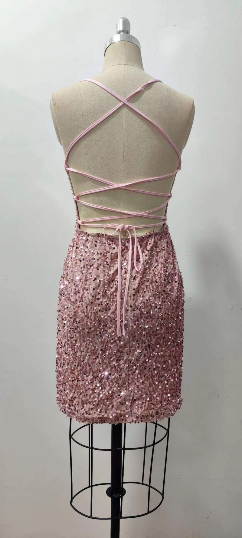 Abito corto con pompon e scollo rotondo basso con paillettes in velluto lucido_voghion.com