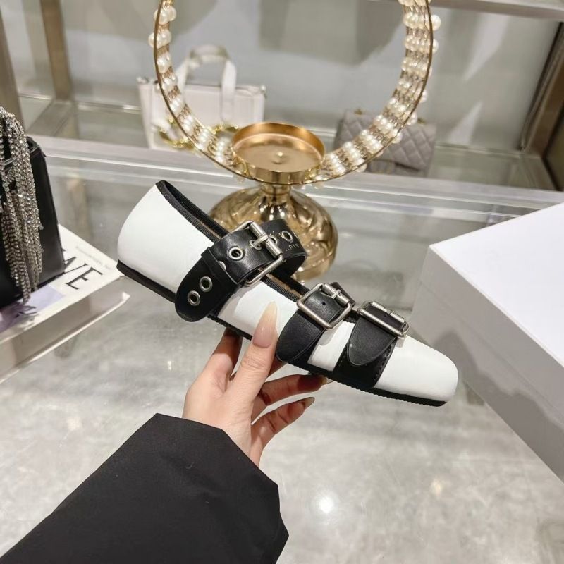 Cintura con fibbia a testa quadrata in vera pelle stile punk con rivetti, stile Mary Jane romano, di fascia alta 2025, singola_voghion.com