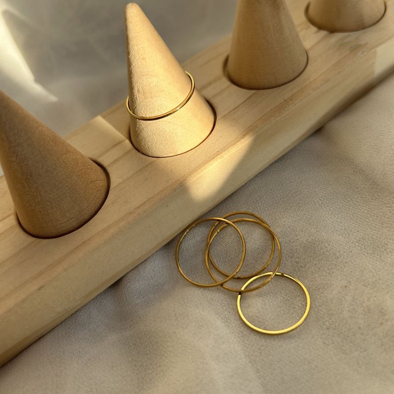 Anillo liso ultrafino de acero de titanio resistente a la decoloración, diseño de nicho femenino, anillo apilado con efecto viento frío, líneas de alta gama_voghion.com