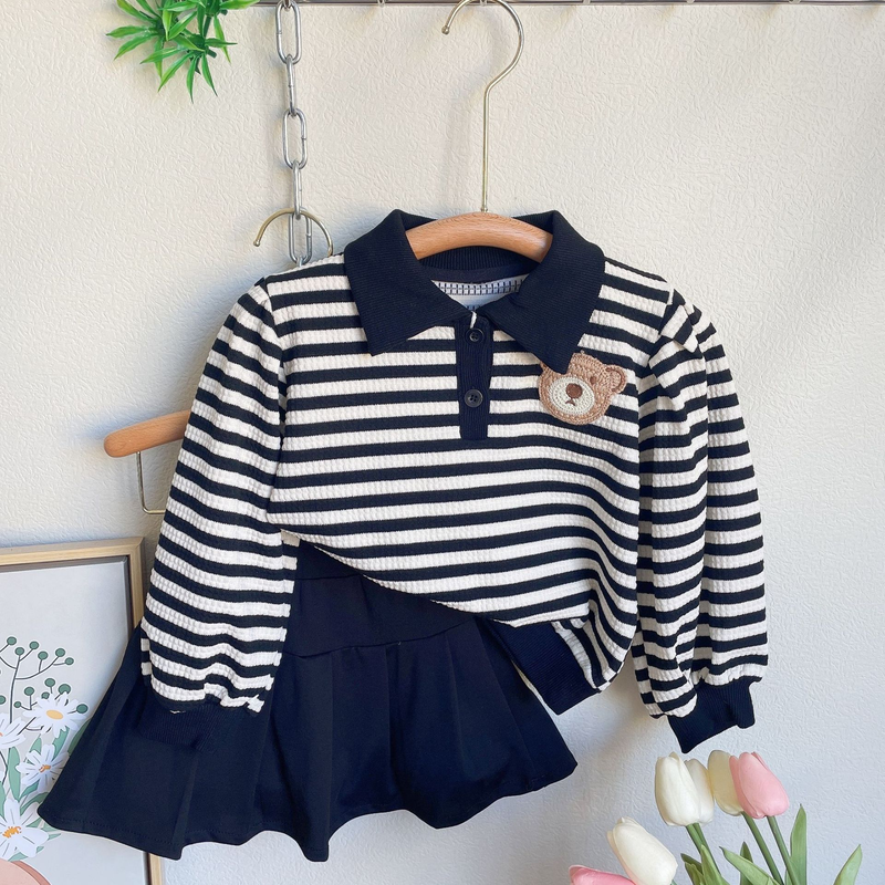 Versione coreana della nuova bambina autunnale del 2023 con felpa con cappuccio a forma di orsetto a righe e gonna corta a pieghe in due pezzi_voghion.com