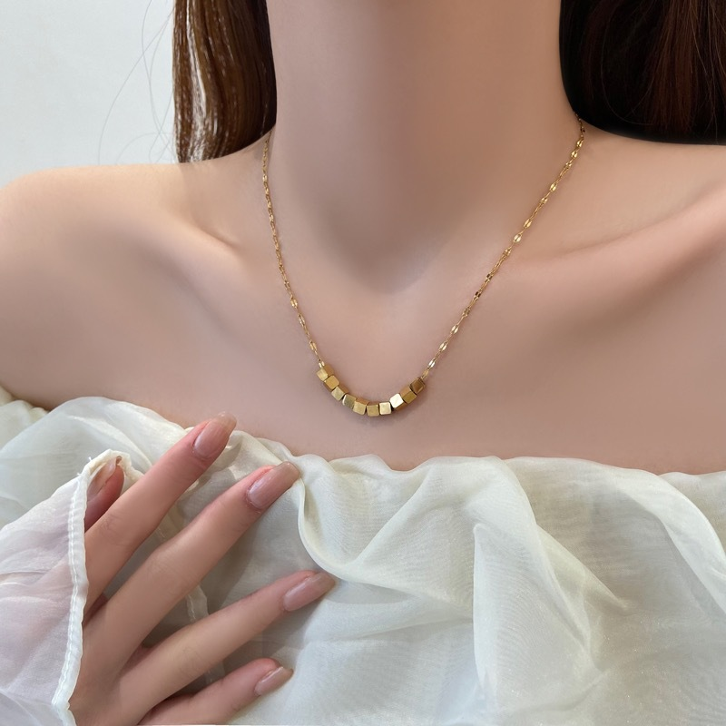 Acier au titane petit carré collier de mode femme ins clavicule chaîne niche conception pendentif chaîne à la mode net rouge bijoux_voghion.com