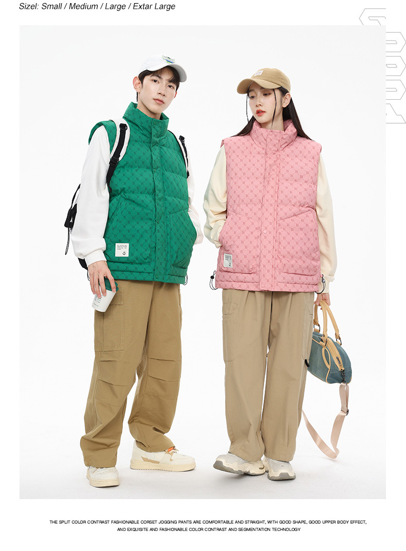 Damenmode-Paar trägt ärmellose Weste, lockere Außenkleidung, Modemarke und warmen Baumwollmantel_voghion.com