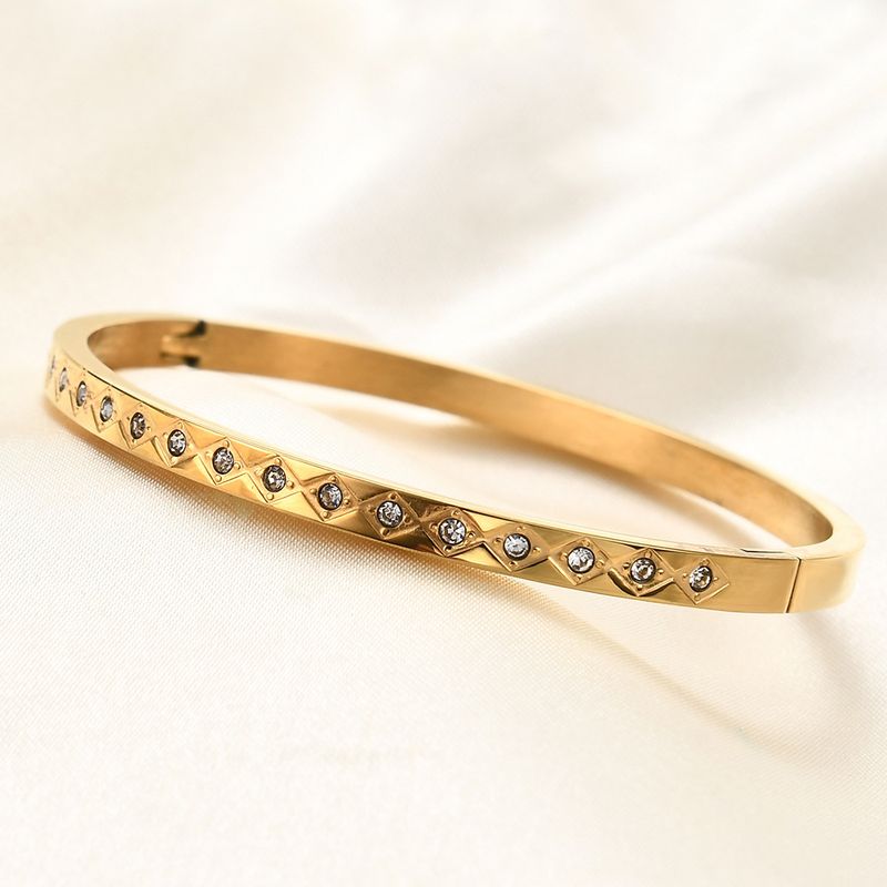 Bracciale ovale in acciaio inossidabile da 4 mm di larghezza con motivo a rombo inciso e pietre di zircone per donna_voghion.com