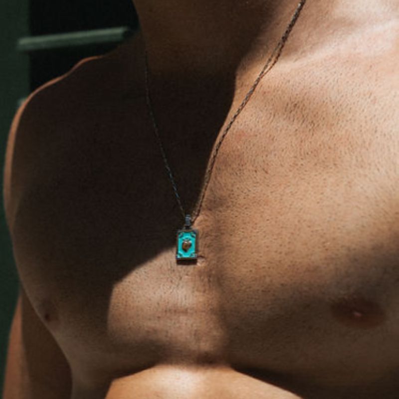 Collana con ciondolo a forma di carta dei tarocchi geometrica vintage da uomo con goccia a forma di cuore in smalto colorato, placcata in oro per una lucentezza duratura, lunghezza regolabile_voghion.com