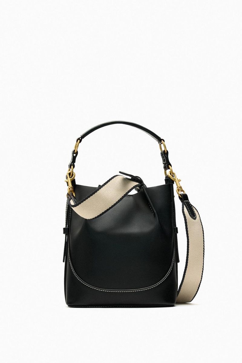 Z foreign trade cross border women's 2024 new large capacity wide shoulder strap one shoulder hand held drawstring hand held crossbody bucket bag_voghion.com