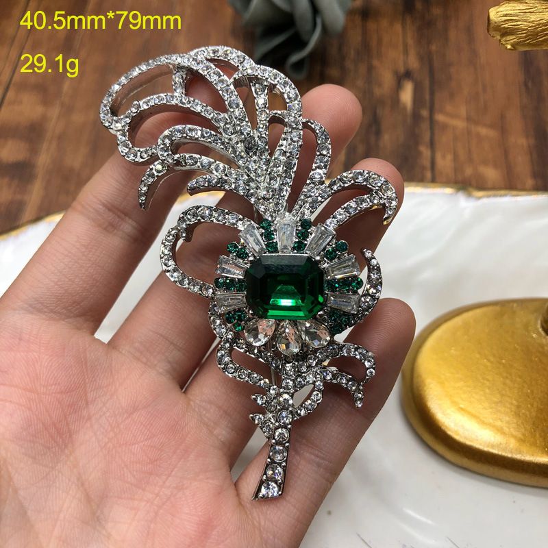 Spilla da corpetto con piume di temperamento di fascia alta in rame con zirconi incrostati di smeraldi_voghion.com