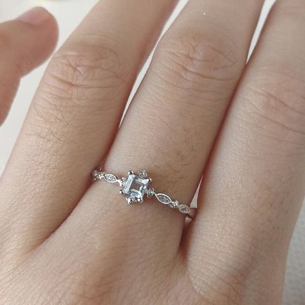 Kleiner, frischer, eleganter Ring mit diamantbesetztem Topas und meerblauem Zirkon_voghion.com
