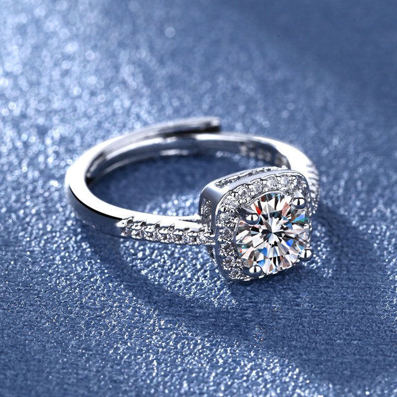 Anello da donna con borsa quadrata principessa in argento classico a sei artigli e un carato di diamanti simulati_voghion.com