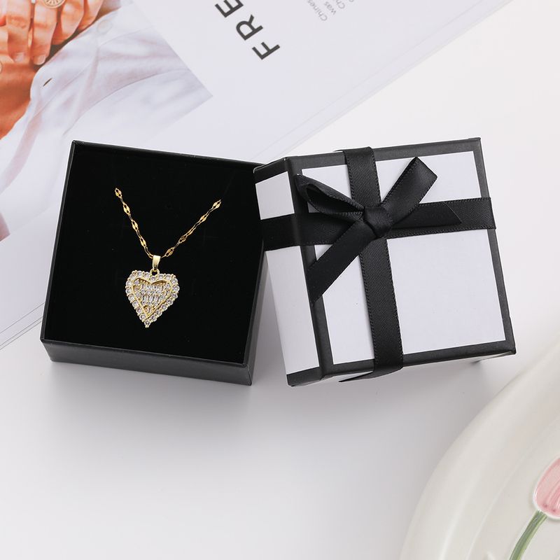 Nouveau collier pour femme en acier titane orné d'un trèfle à quatre feuilles émeraude, avec pendentif en zircon micro-incrusté et nacre._voghion.com