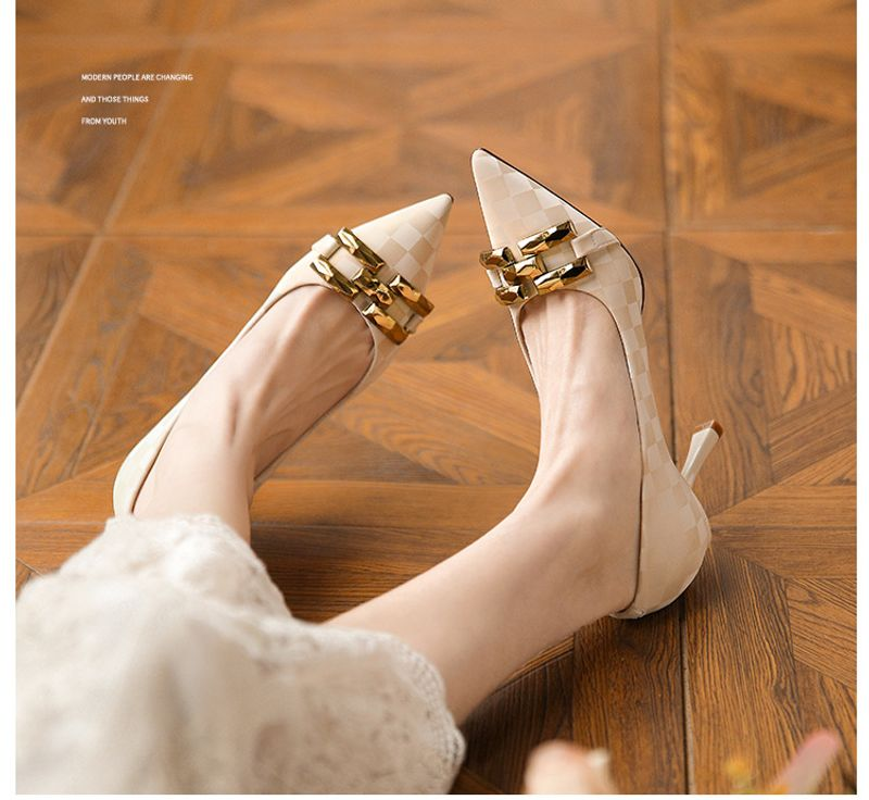p9Französische hohe Stilettos für Damen 2023 neuer Stil gut passende spitze Zehenpartie flacher Mund Temperament Schachbrett_voghion.com