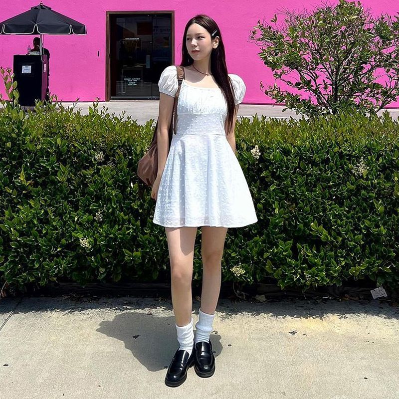 AC250 2024 Neue INS frauen Sommer Französisch Stil Elegante Square Neck Rüschen Taille Cinched Kleid Falten Outfit Synonyme_voghion.com