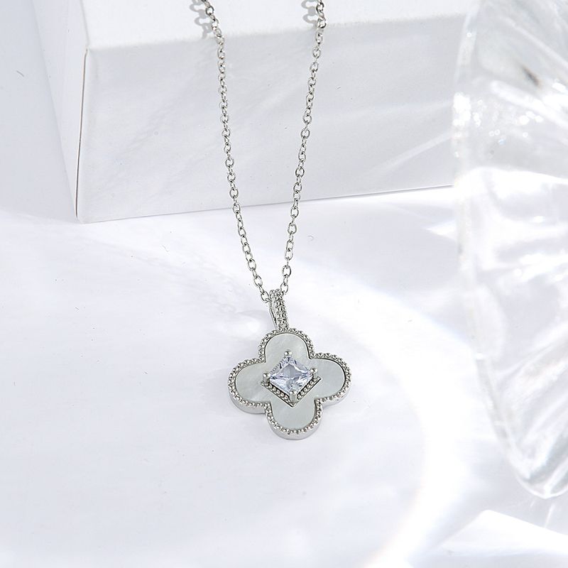 Nouveau collier pour femme en acier titane orné d'un trèfle à quatre feuilles émeraude, avec pendentif en zircon micro-incrusté et nacre._voghion.com