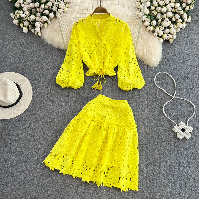 Conjunto feminino de duas peças com camisa curta e manga lanterna, cintura alta e saia justa em A_voghion.com