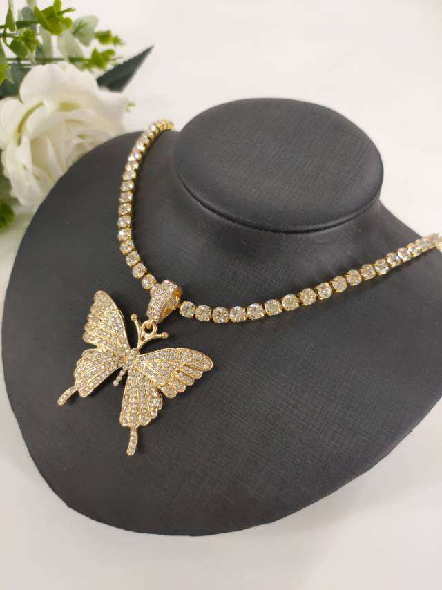 Girocollo con collana di diamanti luminosi con strass di diamanti a fila singola e grande ciondolo a farfalla_voghion.com