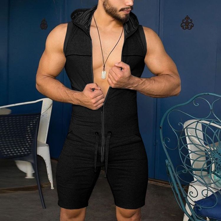 Herrenbekleidung Männer tragen einen sexy Strampler über einem Kapuzenpullover, lässiger Sport-Strampler_voghion.com