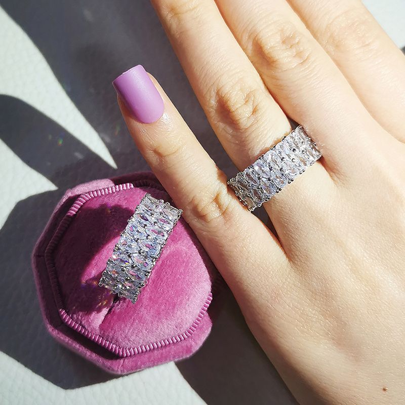 Anello semplice con diamante pieno di zirconi di lusso Senso di design avanzato di minoranza femminile r4577_voghion.com