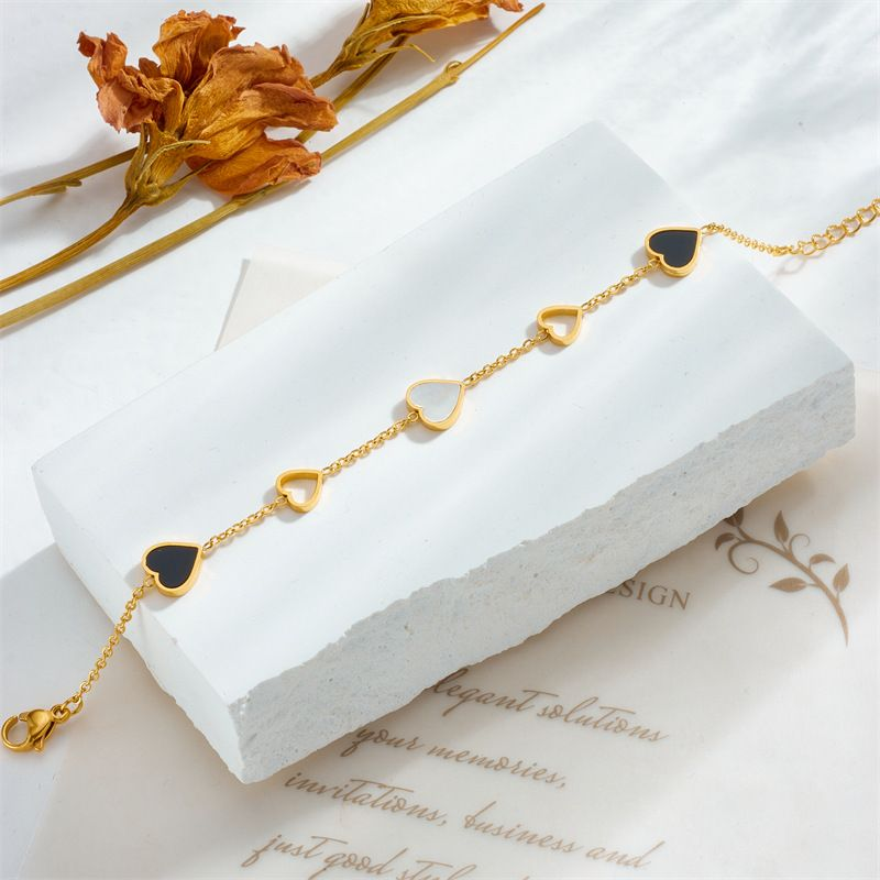 Pulsera de acero de titanio con diseño de nicho de moda, en blanco y negro, con diseño de amor hueco, sencilla y versátil para uso diario._voghion.com