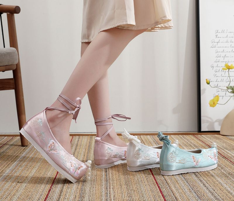 Damenschuhe Frühling und Sommer im neuen Stil antike Hanfu-Schuhe erhöhte Schuhe bestickte Damenschuhe Perlenkostüm-Schuhe_voghion.com