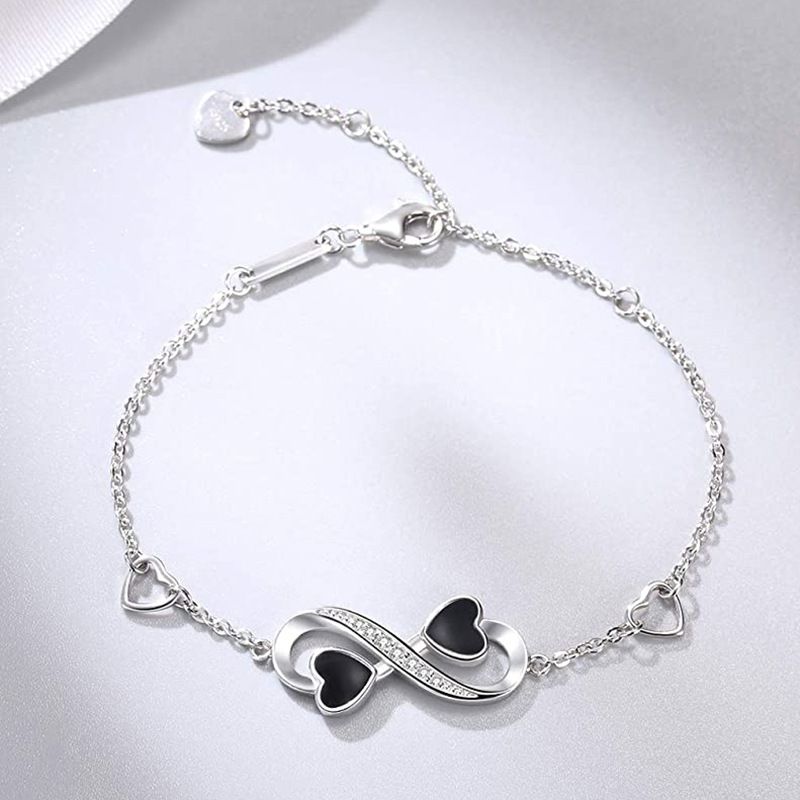 Bracciale con doppio cuore in resina epossidica nera e argento con figura a 8 e diamanti_voghion.com