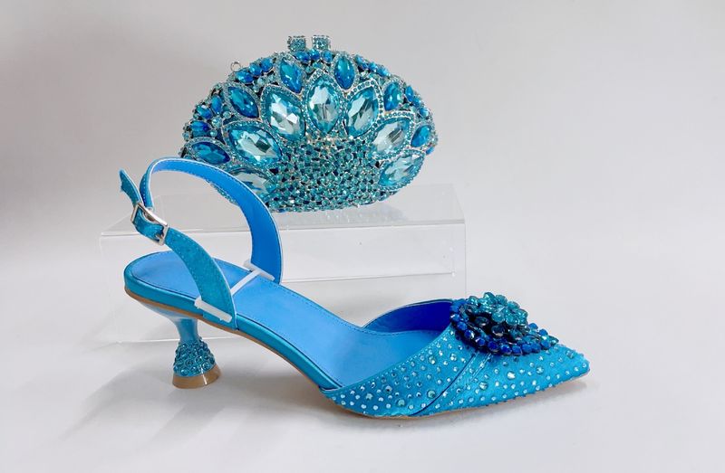 Eleganti tacchi a spillo in raso con decorazioni in cristallo e pochette abbinata – Colori e taglie personalizzabili_voghion.com