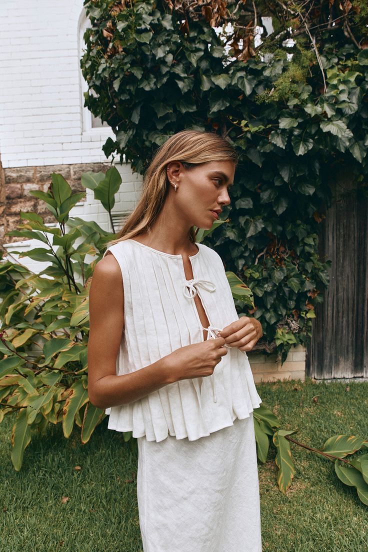 Completo da donna europeo e americano, primavera ed estate 2025, in cotone e lino, senza maniche, due pezzi, con camicia e gonna lunga da donna con spalline sottili._voghion.com