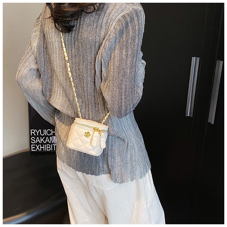Xiaoxiangfeng Mini Lingge Chain Shoulder for Women 2024 New and Fashionable Crossbody Bag, Popular on the Internet,_voghion.com