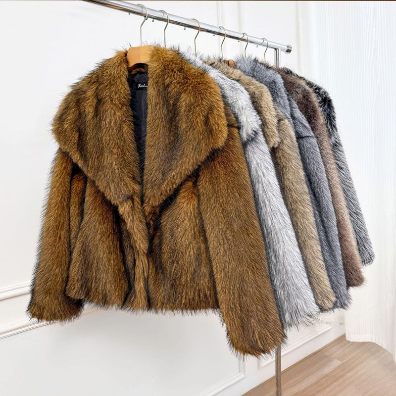 Luxuriöser Kunstpelzmantel mit breitem Revers – modische Winterjacke für Damen in mehreren Farben (Weiß, Grau, Schwarzweiß, Beige, Braun, Gestreift, Creme)_voghion.com