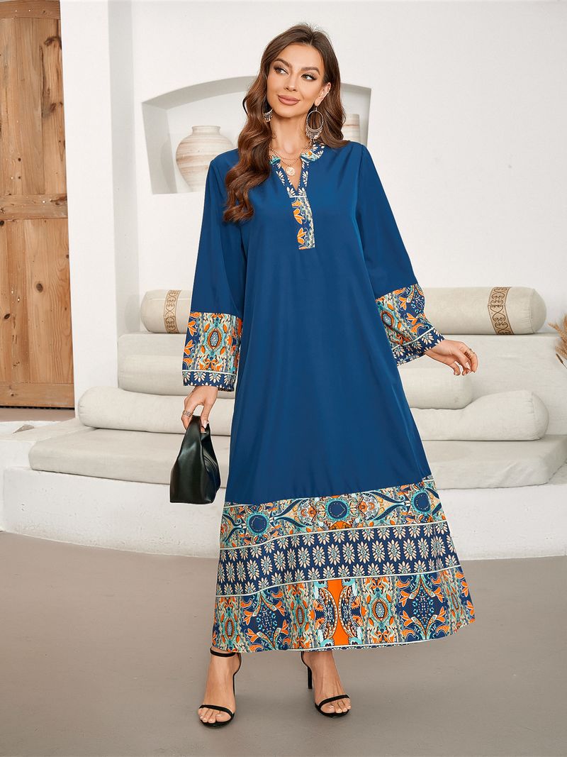 Elegantes Kleid mit mittellangen Ärmeln und V-Ausschnitt und bedrucktem Spleiß_voghion.com
