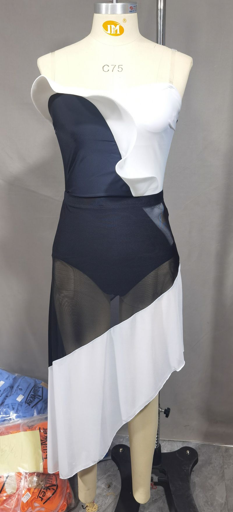 Damenbekleidung Sexy rückenfreier einteiliger Badeanzug weiblicher enger Retro-Netzrock-Badeanzug_voghion.com