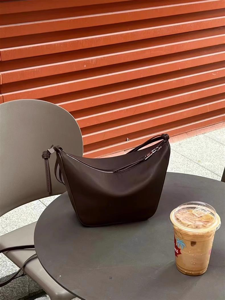 Amaca italiana in pelle bovina dal design di fascia alta e di nicchia, con una borsa a tracolla sotto le ascelle, borsa per amaca hobo_voghion.com