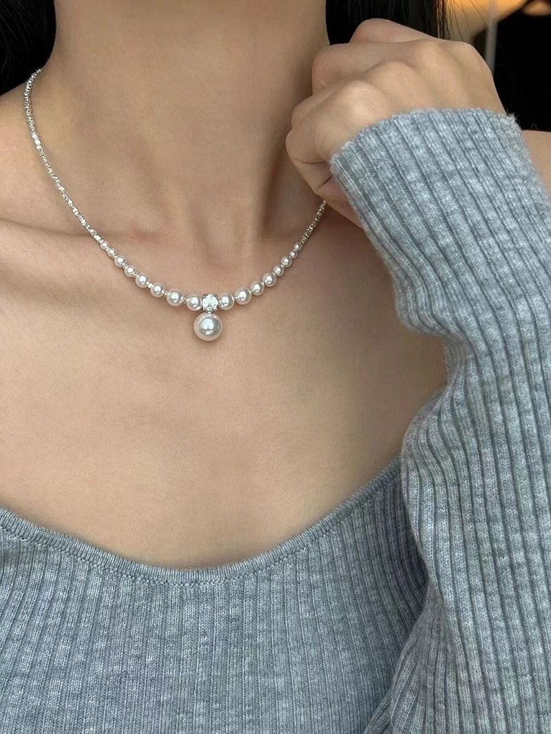 Ein modisches und nischenhaftes Design mit vielseitiger silberner Perlenkette, die ein Gefühl von Luxus ausstrahlt. Das neue Schlüsselbein_voghion.com