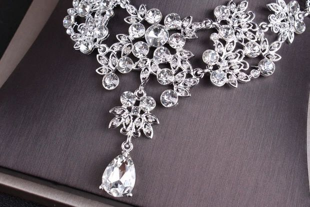 Vente chaude de nouveaux couvre-chefs de mariée et accessoires pour cheveux ensemble de trois pièces haut de gamme collier de diamants de luxe boucles d'oreilles couronne de cristal enfilée à la main_voghion.com