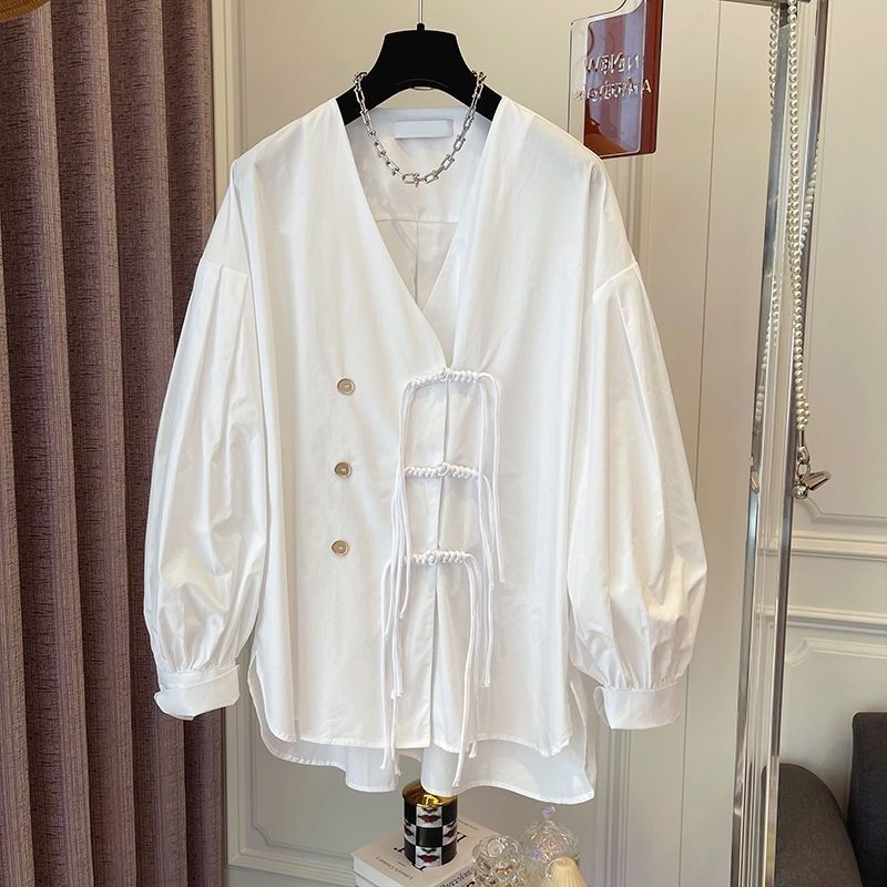 Kleidung Frühling und Sommer Neue Designer V-Ausschnitt Quaste Button Shirt Damen Design Lose Nischenoberteil_voghion.com