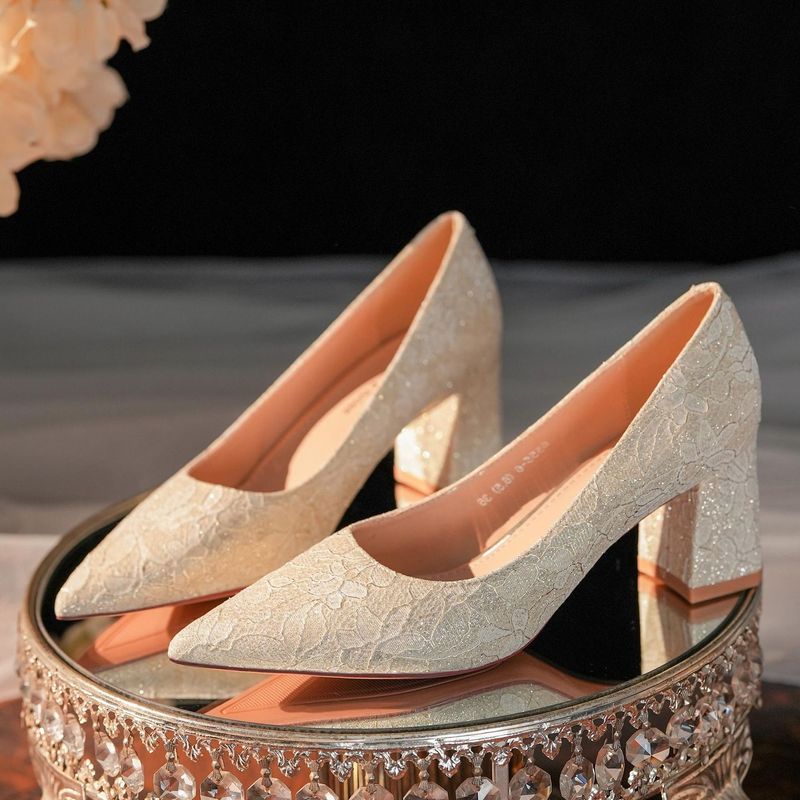 6555F Escarpins à talon compensé et bout pointu pour femme, chaussures de mariage sexy en dentelle française, collection 2025, escarpins à décolleté peu profond_voghion.com