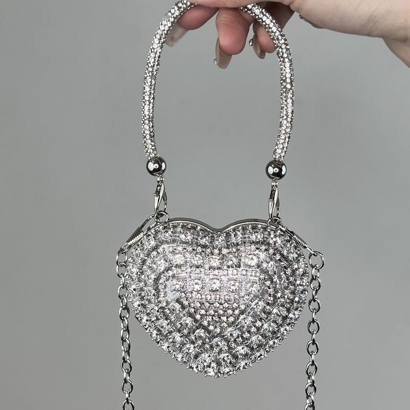 Borsa a tracolla da sera da donna con mini catena a cuore e strass, nuova moda 2024_voghion.com
