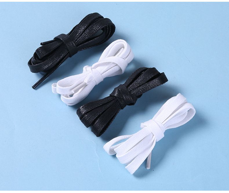 Scarpe in pelle da uomo e da donna abbinate con lacci classici neri e bianchi_voghion.com
