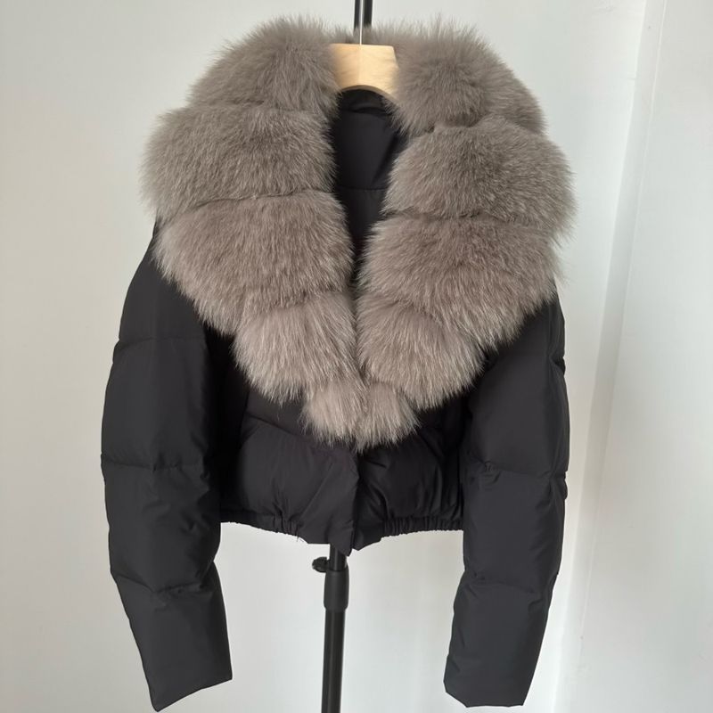 Piumino corto da donna con collo oversize in pelliccia di volpe - Cappotto invernale alla moda con piumino d'anatra bianca, pelliccia staccabile, vestibilità ampia, vari colori_voghion.com