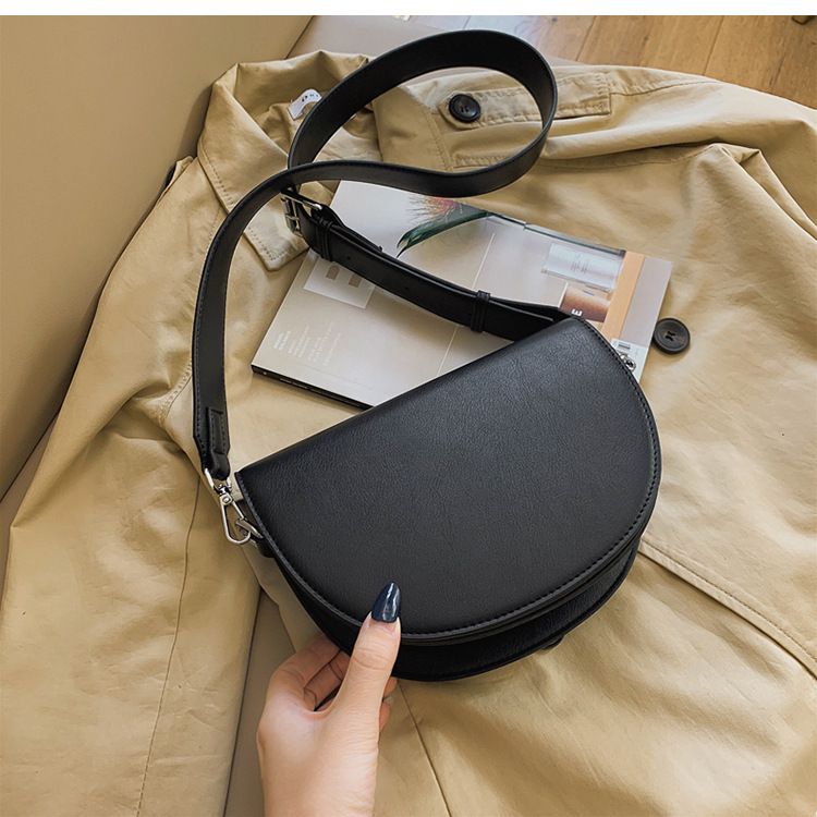 Internet-Promi-Textur breiter Riemen einzelne Schulter Crossbody Damen Frühling neue trendige Satteltasche_voghion.com