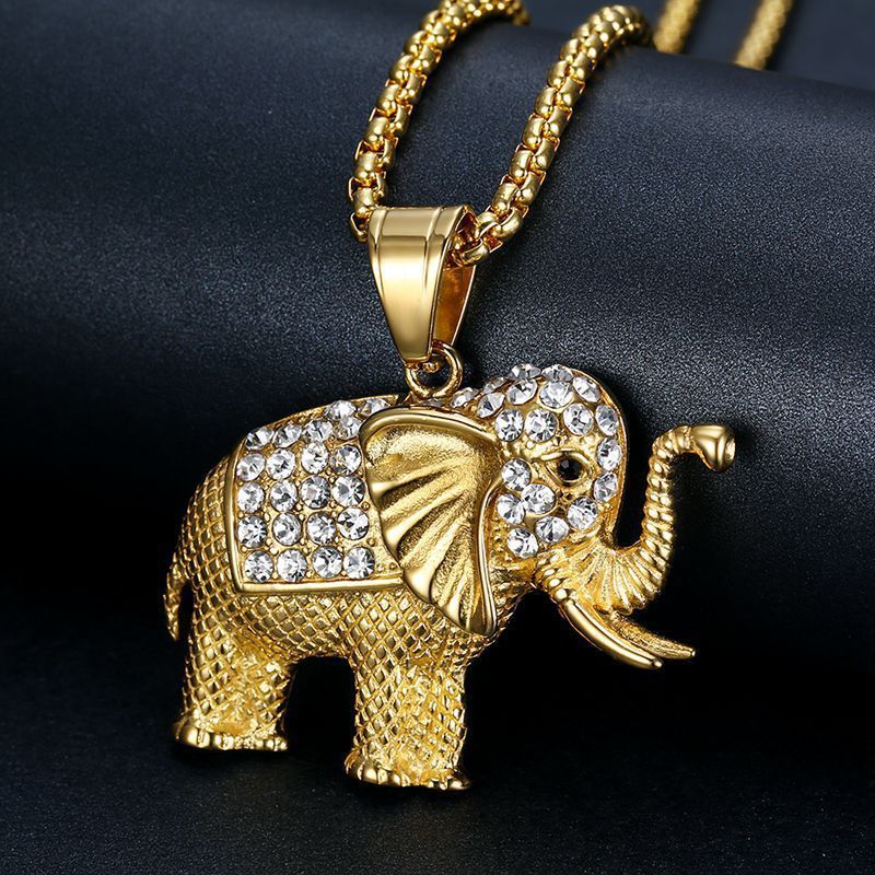 Collar con colgante de elefante con diamantes incrustados en acero de titanio y chapado en oro de Hip Hop_voghion.com