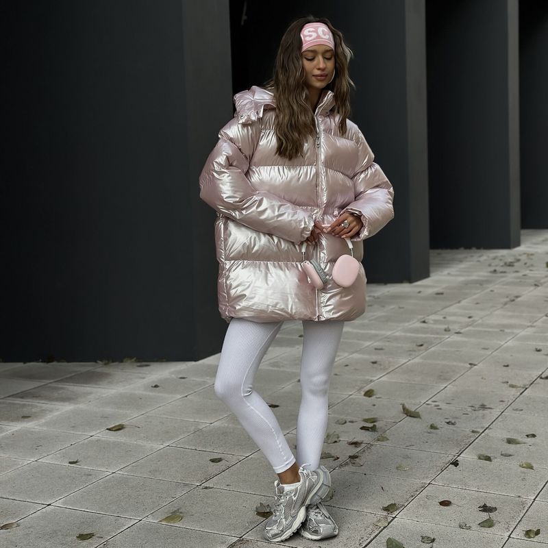 Lasergeschnittene Steppjacke für Damen mit abnehmbarer Kapuze – glänzendes Metallic-Finish | Oberbekleidung für Winter und Herbst (Pink/Silber/Schwarz, S/M/L)_voghion.com