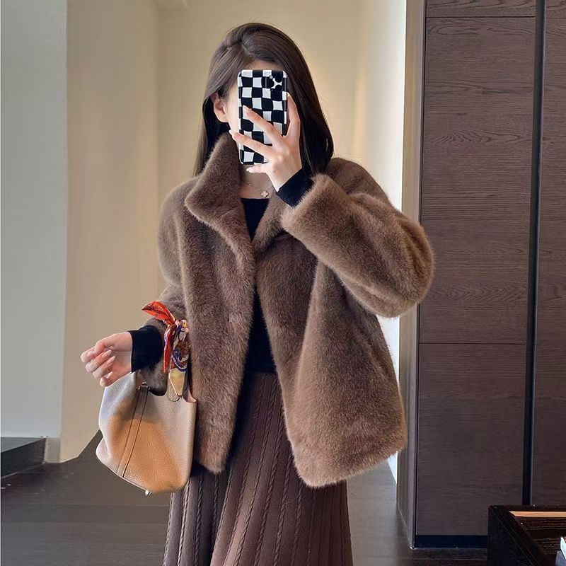 Cappotto in visone sintetico effetto velluto: la seduzione invernale corta e comoda (colletto alto, glamour cruelty-free per piccole e potenti)_voghion.com