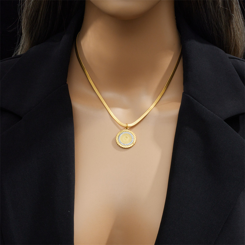 European and American cross-border creative niche retro high-end temperament portrait printing diamond round pendant snake bone chain necklace_voghion.com
