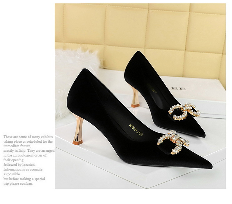 1818-K79 Scarpe col tacco alto da banchetto Edizione coreana Donna Xishi Pelle scamosciata Bocca bassa Punta in metallo Perla Fibbia con diamante d'acqua_voghion.com