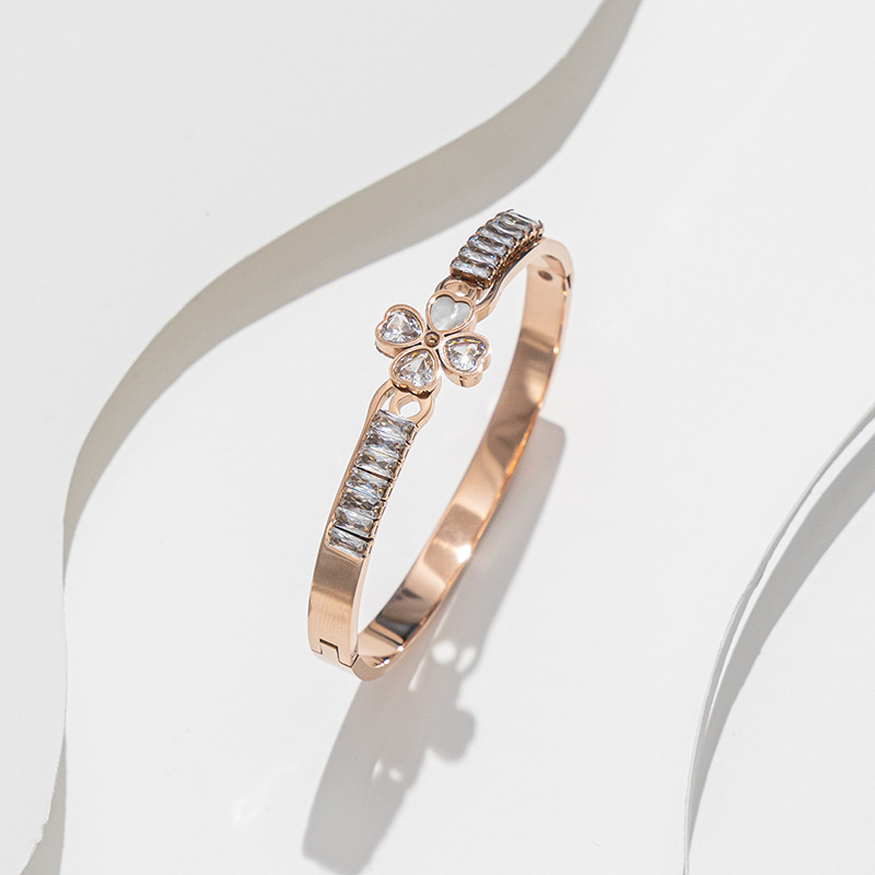 popular four-leaf clover bracelet women's bracelet jewelry design high-grade titanium steel zircon bracelet_voghion.com
