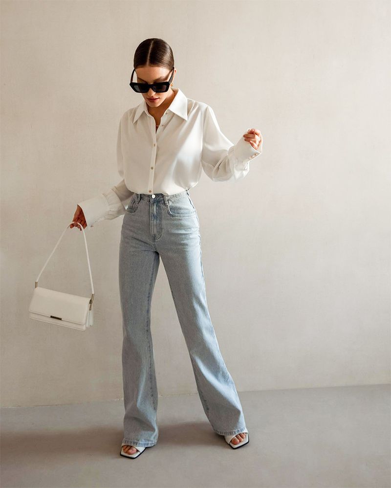 Elegante camicetta in chiffon bianco con revers classico - Camicia da lavoro oversize e ariosa per donna, capo essenziale per l'ufficio in primavera/estate_voghion.com