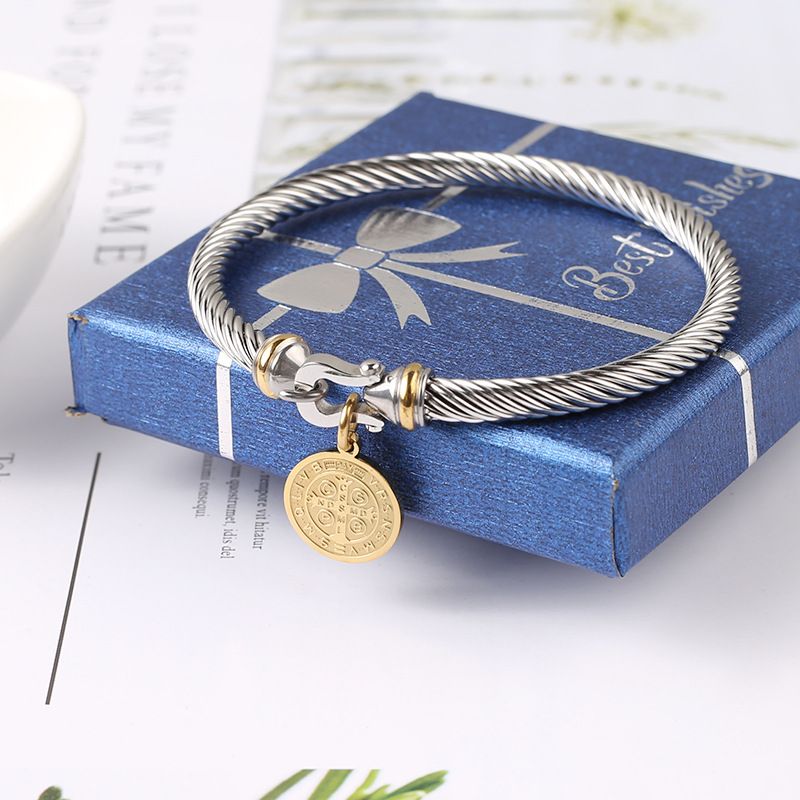 Neues Stahldraht-Armband „Benedict“ mit rundem Anhänger und Kreismuster_voghion.com