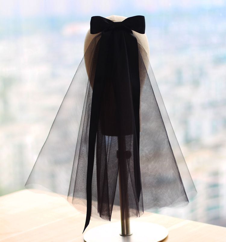 Foto di certificato di matrimonio in stile corto bianco foresta con fiocco in nastro, velo da sposa_voghion.com