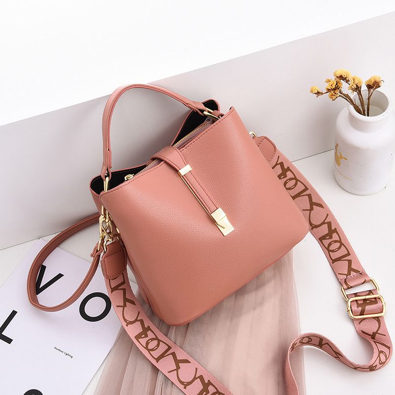 Borse alla moda 2025 Primavera Estate Nuovo stile coreano da donna con tracolla larga e motivo litchi_voghion.com