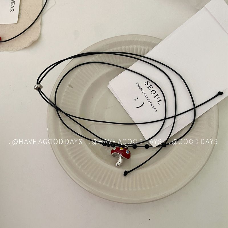 Collana con corda da tirare, stile autunno e inverno, con vernice spray rossa e ciondolo a forma di fungo, da donna, graziosa e squisita, con catena a forma di clavicola._voghion.com