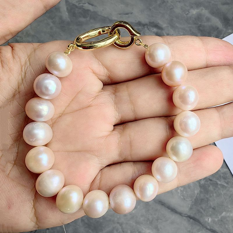 Bracciale da donna in stile semplice francese con perle barocche d'acqua dolce naturali, quasi rotonde, ad alta lucentezza._voghion.com